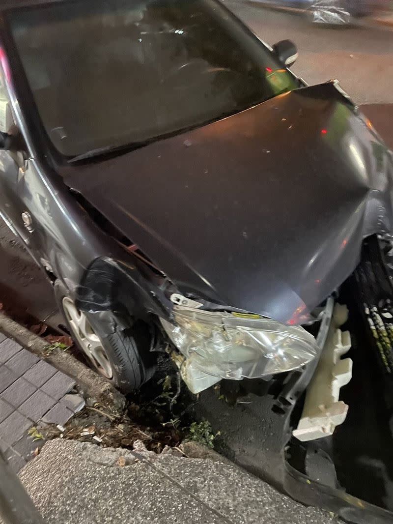 陳男的黑色轎車多次衝撞，車頭全毀。（圖／警方提供）