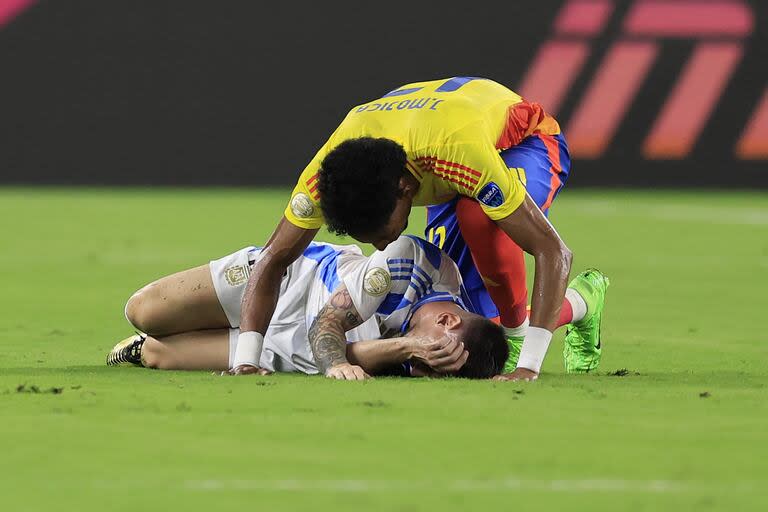 Lionel Messi lesionado en el suelo.