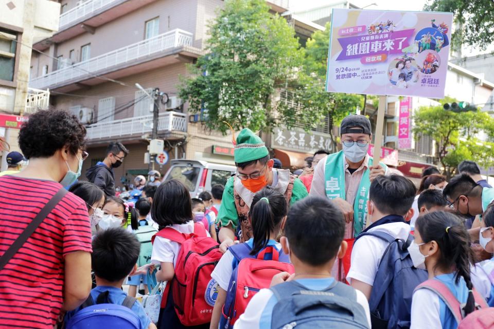 新北市議員侯選人卓冠廷化身「小飛俠」現身鶯歌宣傳紙風車。   圖：卓冠廷選辦提供