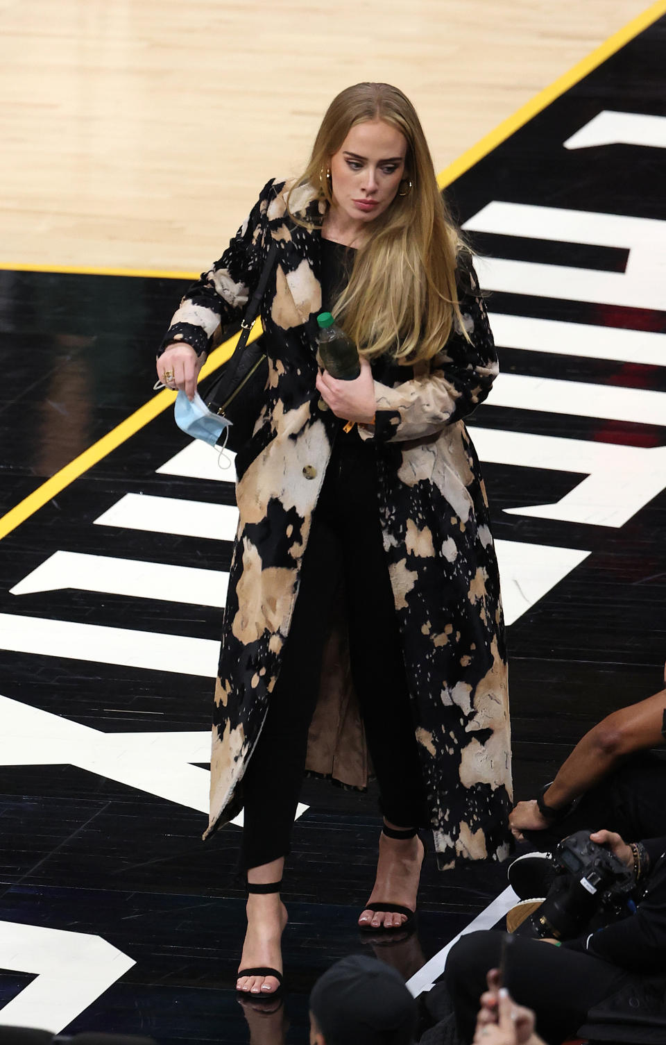 The singer turned heads in a statement coat at an NBA game in July. (Getty Images)