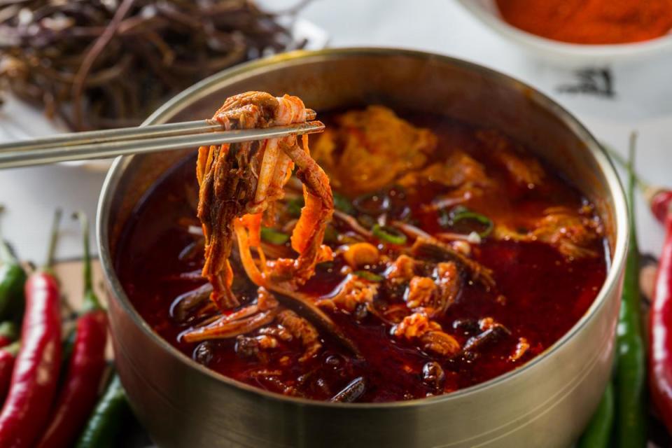 「辣牛肉湯」加進韓國蕨菜乾和手撕牛胸腹肉絲一起熬煮，湯頭辣嗆有厚度，邊喝會邊冒汗。（260元／份）