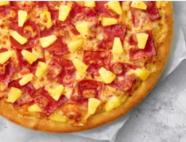 披薩店前店員表示，如果真的不知道要吃什麼的話，夏威夷披薩永遠都是最佳解。翻攝必勝客官網