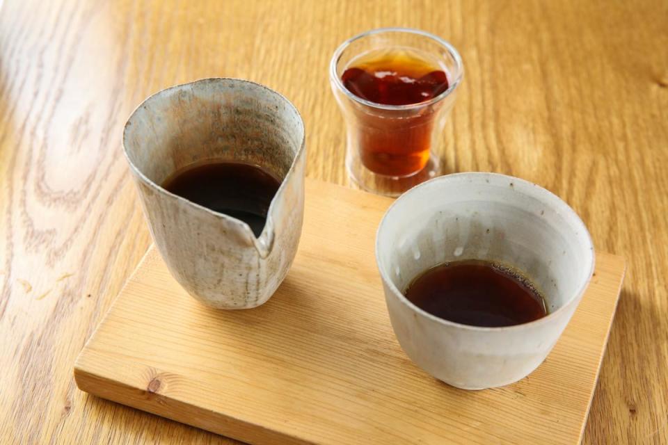 挑選自己喜歡的咖啡豆，吳素鎂會手沖一冰一熱的單品咖啡，一次嘗到兩種截然不同的風味。（依照豆子230～320元／份）