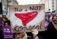 Una mujer sostiene una pancarta mientras asiste a una manifestación para protestar contra el feminicidio y la violencia contra las mujeres en París