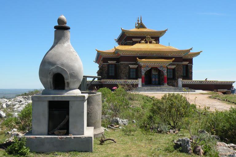 El templo queda a 28 km de las sierras de Minas, en Uruguay