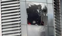 Manifestantes destrozan el ventanal de un edificio del gobierno durante una protesta contra las medidas de austeridad del presidente de Ecuador, Lenín Moreno, en Quito, Ecuador. 12 de octubre de 2019.