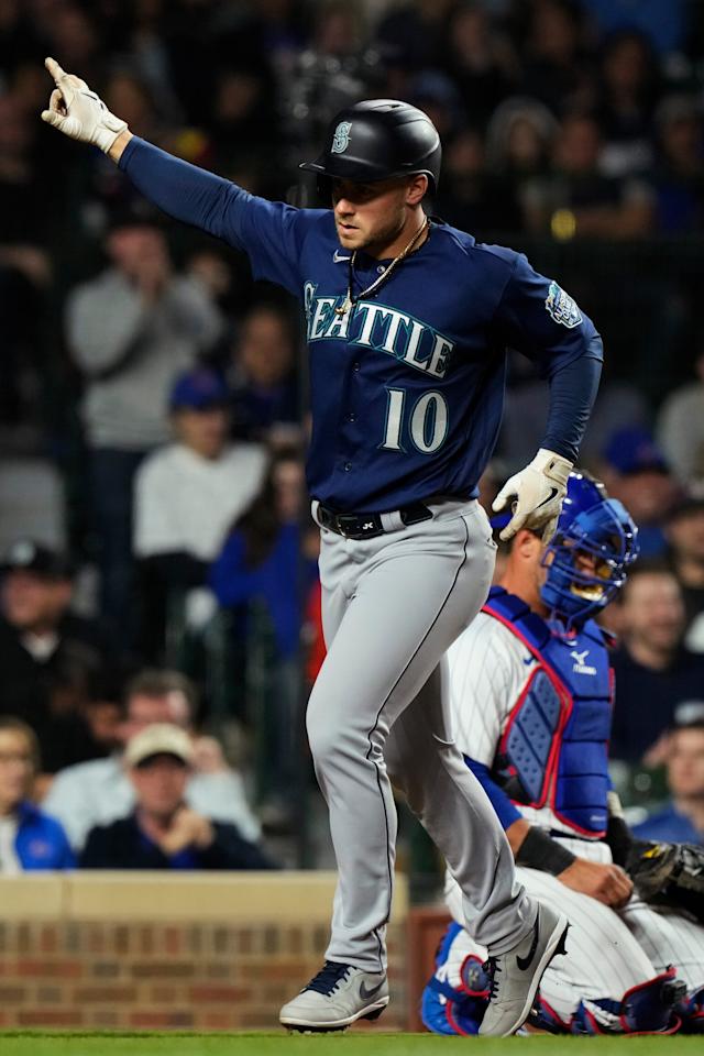 Hoerner's single in 10th inning lifts Cubs past Mariners 32