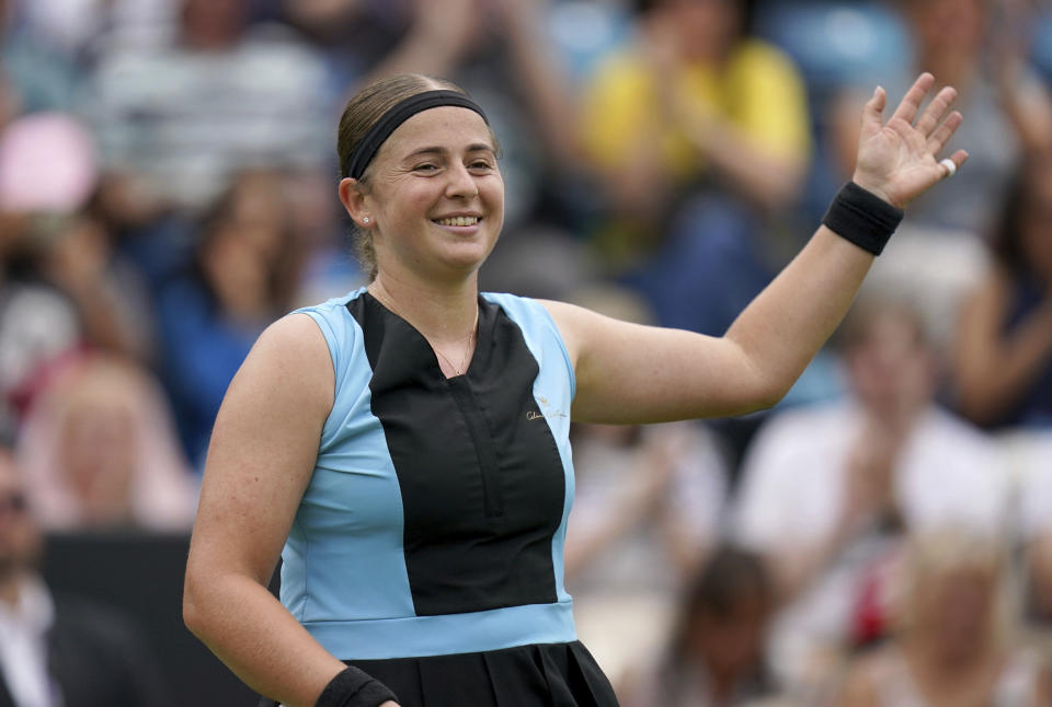 La letona Jelena Ostapenko celebra tras vencer a la polaca Magdalena Frech en los cuartos de final del Abierto de Birmingham el viernes 23 de junio del 2023. (Jacob King/PA via AP)