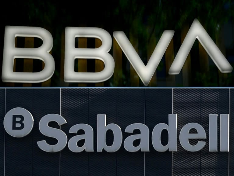 Los logotipos de los bancos españoles BBVA y Sabadell, fotografiados en Madrid y en Sant Cugat del Vallès, en imágenes de archivo (Gabriel Bouys, Josep Lago)