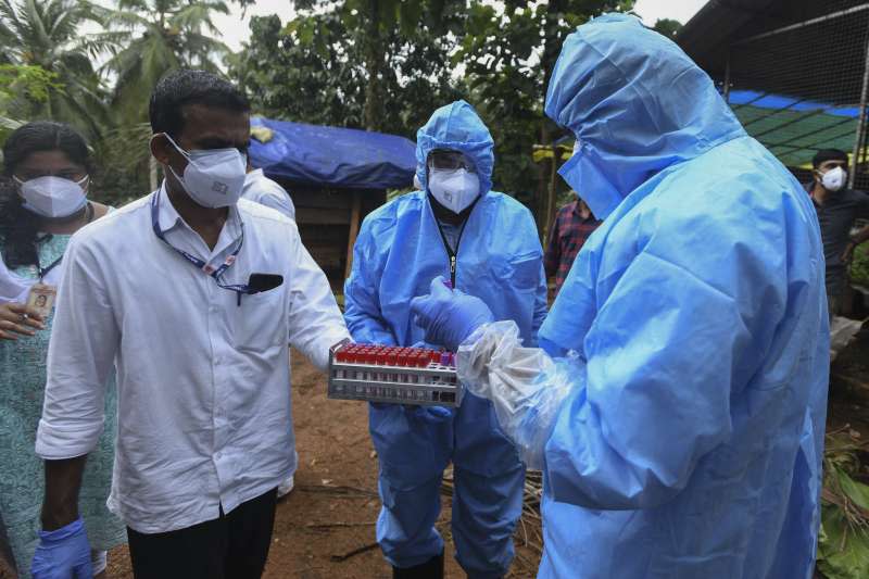 印度傳出一名12歲男童死於立百病毒（Nipah virus）後，世界各國都高度關注當地疫情發展。圖為公衛人員在當地牧場採集山羊血液。（美聯社）