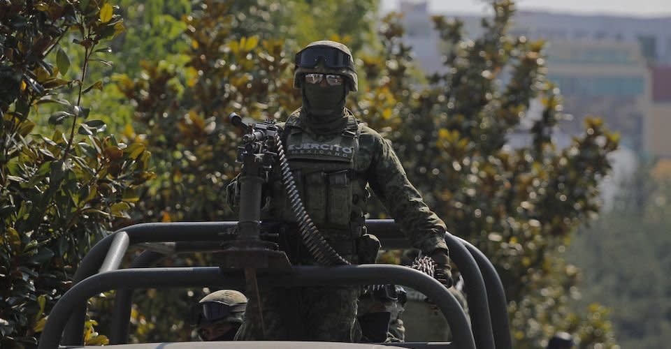 Elementos de la Defensa Nacional, custodian algunos fraccionamientos donde se llevaron a cabo diversos operativos, en el municipio de Zapopan.