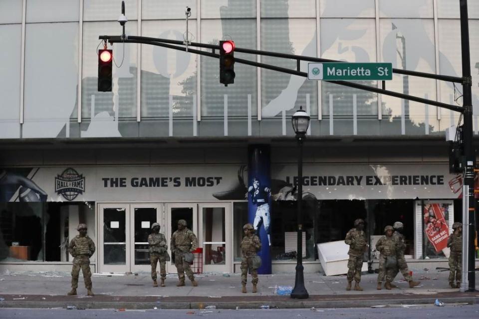 美國亞特蘭大的大學足球名人堂遭到抗議群眾洗劫，喬治亞州出動國民兵護衛。（美聯社資料照）