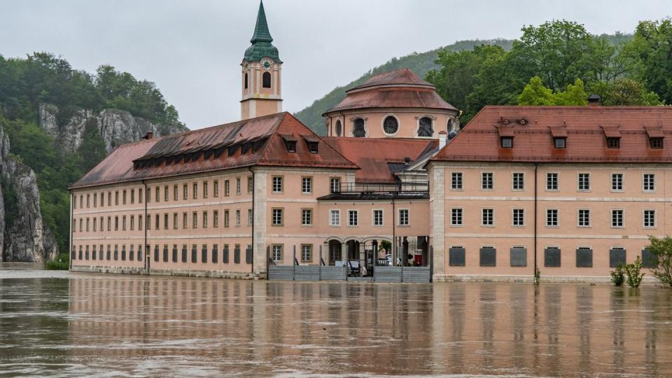 Das Kloster Weltenburg steht im Hochwasser der Donau. Foto: Armin Weigel