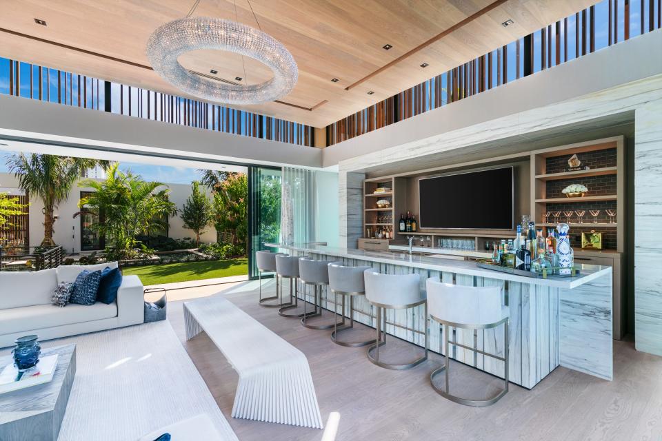 The kitchenette in this Miami home feels like it is one with the outdoors.