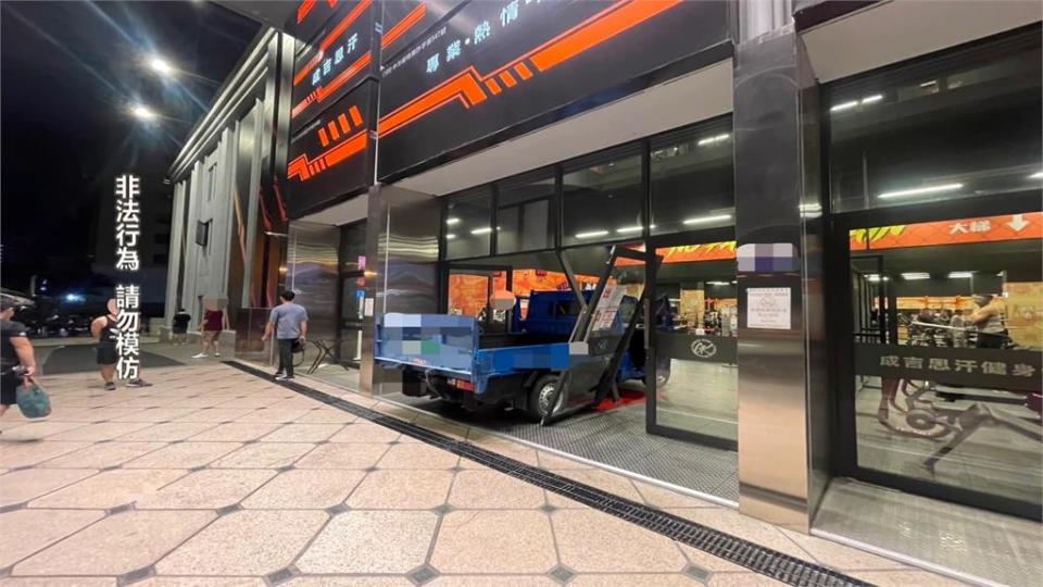 館長台中健身房遭貨車撞進大廳　警逮2嫌稱「情緒不穩」