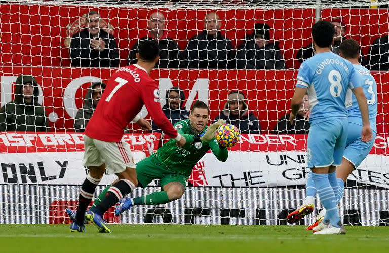 Ederson bloquea uno de los pocos disparos que pudo conectar el portugués en el encuentro