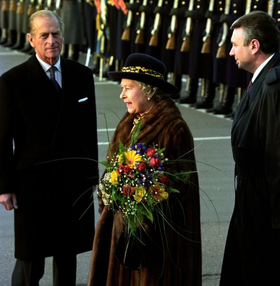 <p>A close-up of the Queen and Prince Philip upon their arrival in Russia.</p>