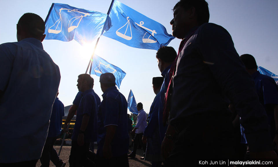 Umno Youth chief turns to netizens over fate of BN logo