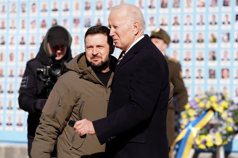 El presidente estadounidense Joe Biden es recibido por el presidente ucraniano Volodimir Zelensky durante una visita a Kiev el 20 de febrero pasado