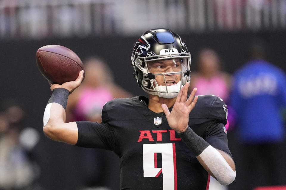 Atlanta Falcons quarterback Desmond Ridder (9) sets back to pass in the first half of an NFL football game against the Houston Texans in Atlanta, Sunday, Oct. 8, 2023. (AP Photo/Mike Stewart)