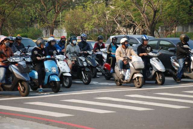 ▲有網友在PTT發問「機車騎路中間最安全？」結果許多人一致認同，直指靠「右邊」或「路邊」才危險。（圖／資料照片）