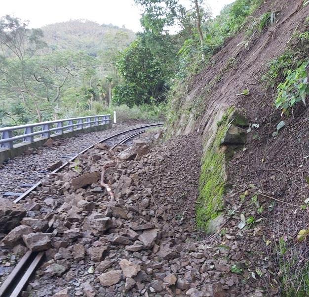 ▲阿里山林鐵嘉義到十字路主線，沿線的獨立山車站附近上邊坡土石滑落，造成列車無法通行。(圖／林鐵處提供）