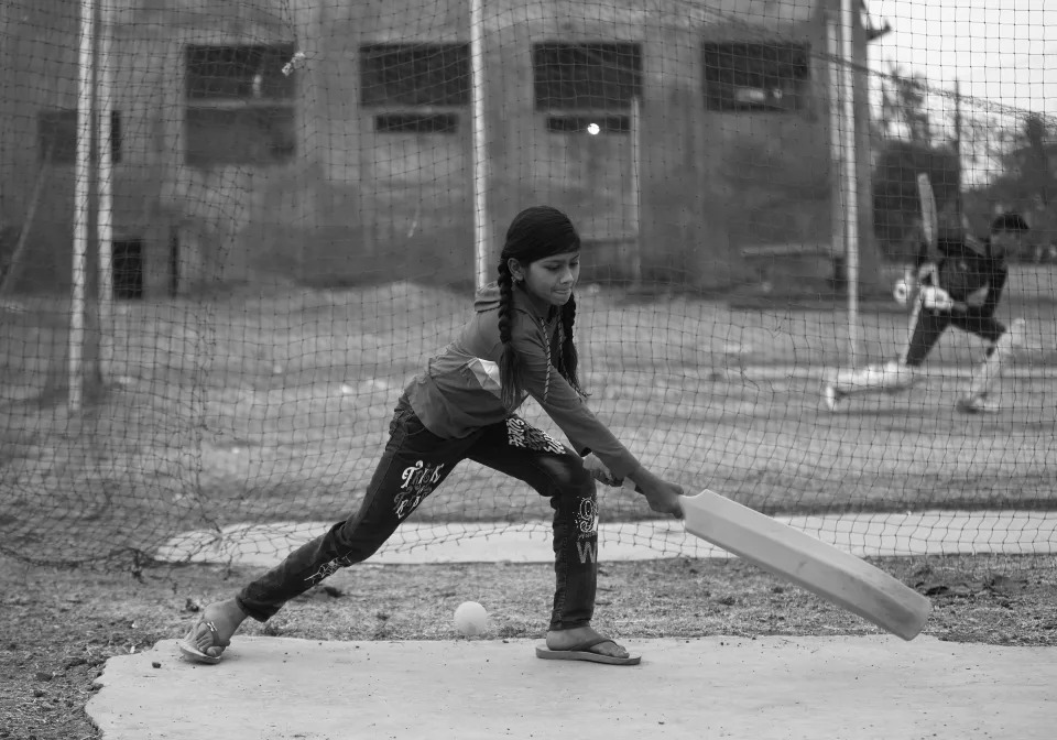 Una niña jugando criquet en Indore, India. (Photo by Robert Cianflone/Getty Images)