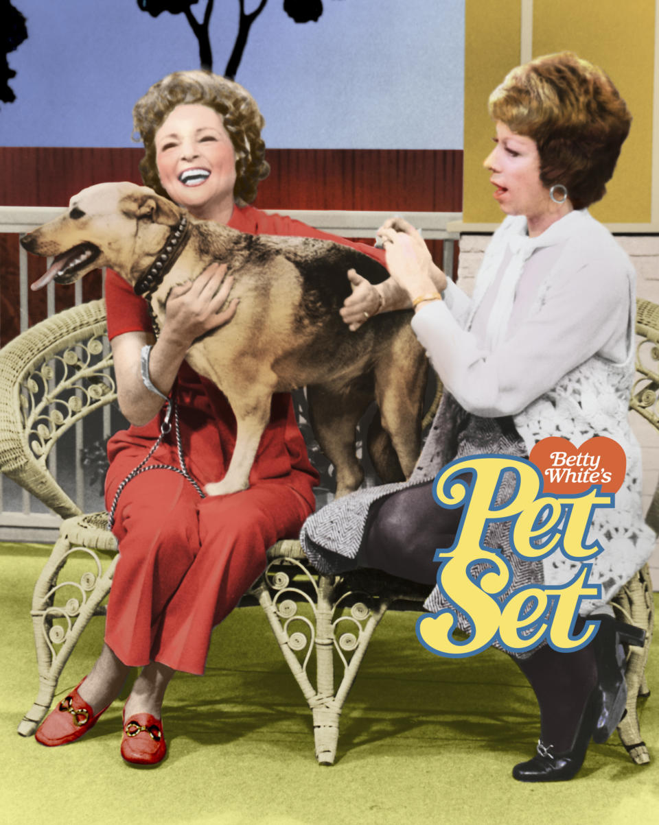 Betty White with Carol Burnett on <em>The Pet Set</em>