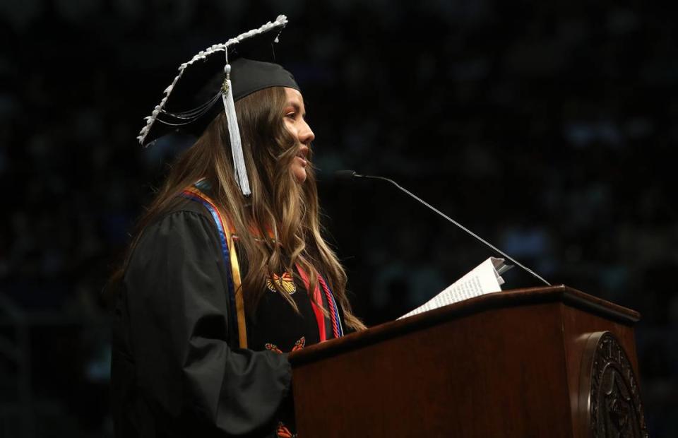 Daisy Soto-Hernández, quien se graduó como medallista de pregrado del decano de la Escuela de Educación Kremen de Fresno State, habló en la ceremonia de graduación, el 19 de mayo de 2023, en el Save Mart Center.