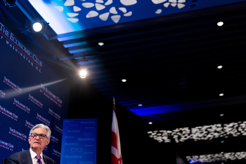 WASHINGTON, DC - 07 DE FEVEREIRO: O presidente do Conselho do Federal Reserve, Jerome Powell, fala durante uma entrevista de David Rubenstein, presidente do Economic Club de Washington, DC, no Renaissance Hotel em 7 de fevereiro de 2023 em Washington, DC. O Federal Reserve anunciou na semana passada um aumento de 0.25 ponto percentual na taxa de juros, para uma faixa de 4.50% a 4.75%. (Foto de Julia Nikhinson/Getty Images)