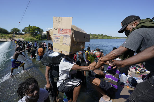 Official US to expel Haitians from border fly to Haiti