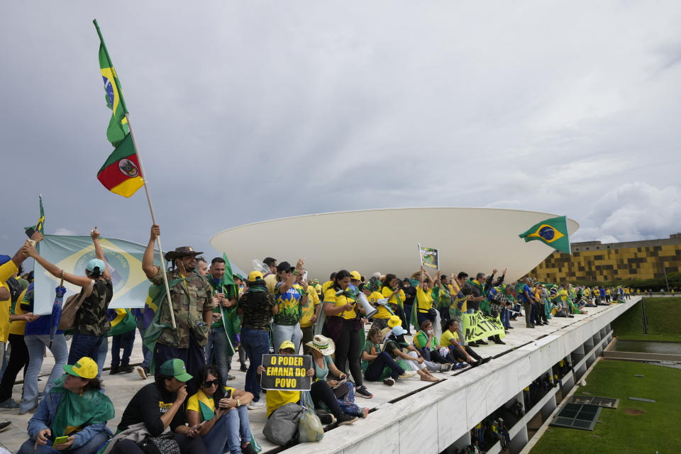 ARCHIVO - Simpatizantes del expresidente brasileño Jair Bolsonaro en el techo del edifico del Congreso federal, en Brasilia, el 8 de enero de 2023. (AP Foto/Eraldo Peres, Archivo)