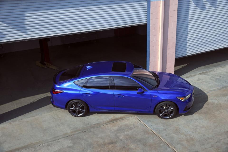 Acura Integra與11代Honda Civic Hatchback車側輪廓極為相似，說是掀背車但其實更有Fastback或四門Coupe的味道在。