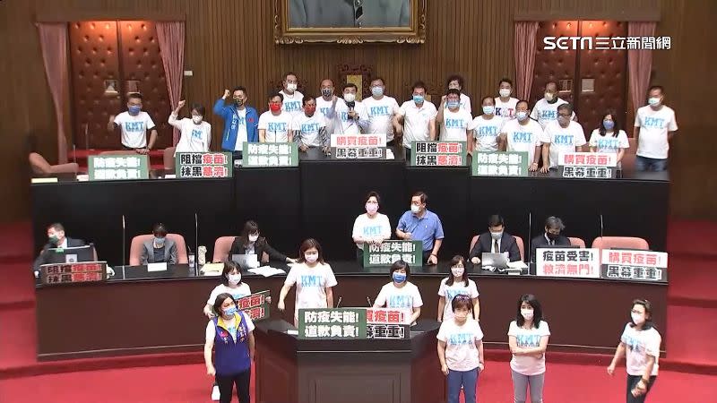 國民黨立法院黨團霸佔主席台，癱瘓立法院議事。