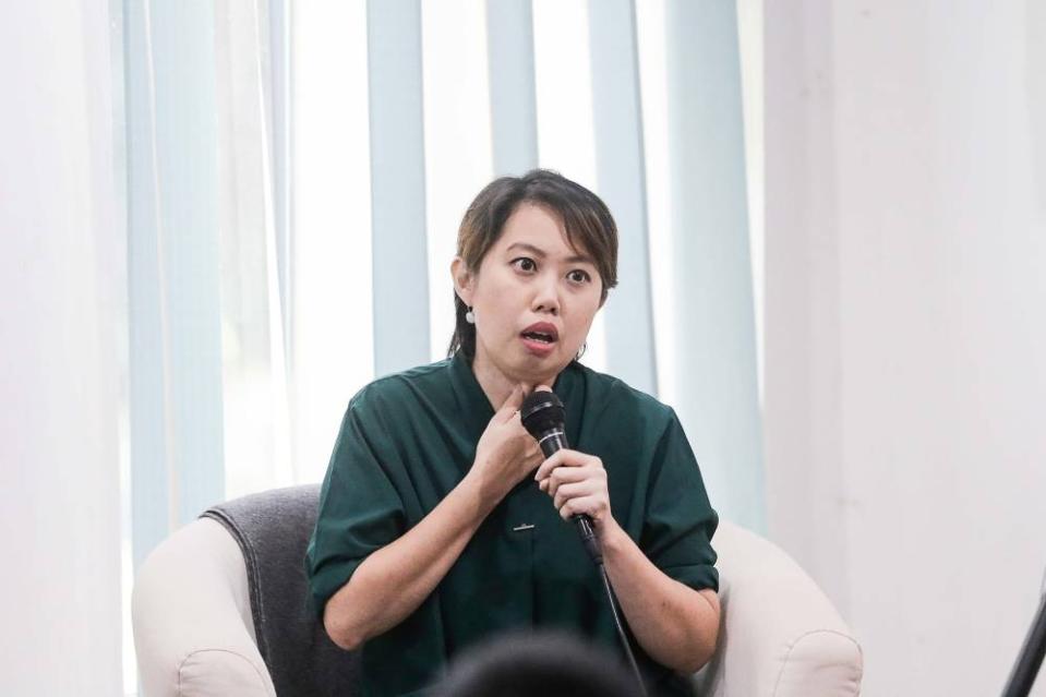 Malaysiakini Journalist Tham Seen Hau delivering her talk as a panelist during the 'Life After: Oral Histories of the May 13 Incident' book launching.