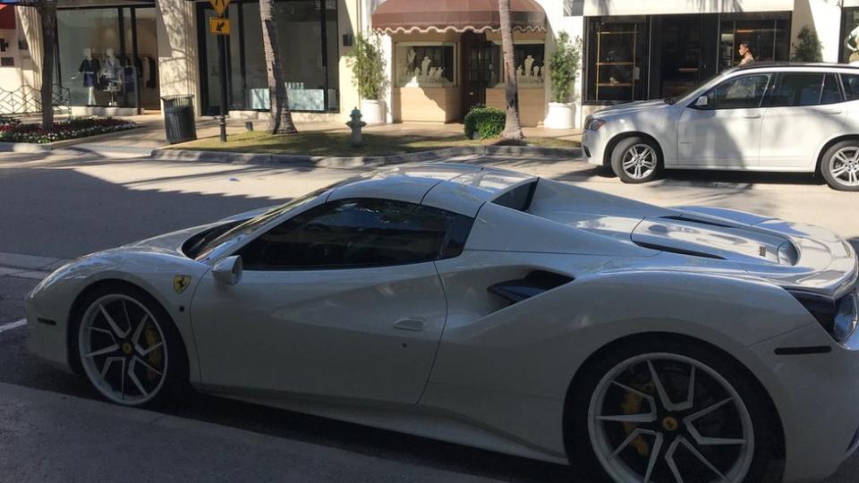 Un deportivo blanco en la avenida Worth, Palm Beach