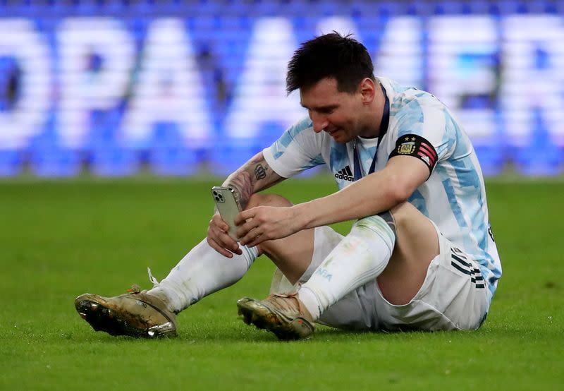 Imagen de archivo. Lionel Messi en una videollamada con su familia tras el triunfo de Argentina contra Brasil en la final de la Copa América, Estadio Maracaná, Río de Janeiro