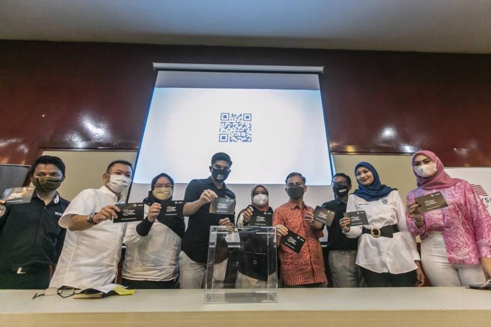 Muda president Syed Saddiq Abdul Rahman (centre) alongside other MPs and assemblyman holding up the postcard during the launch of the Malaysia Maju 60-day outreach programme launched by Muda at the Kuala Lumpur and Selangor Chinese Assembly Hall (KLSCAH) July 24, 2022. — Picture by Hari Anggara