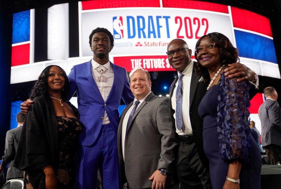 Mark Williams, second from left, poses for photos with family and friends before the start of the NBA basketball draft, Thursday, June 23, 2022, in New York. (AP Photo/John Minchillo)