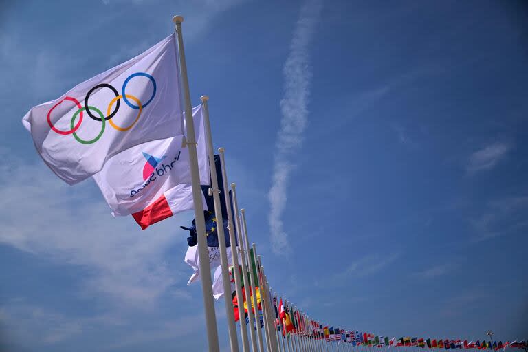 La bandera olímpica flamea en Marsella, una de las ciudades francesas que albergará disciplinas en los Juegos de este 2024