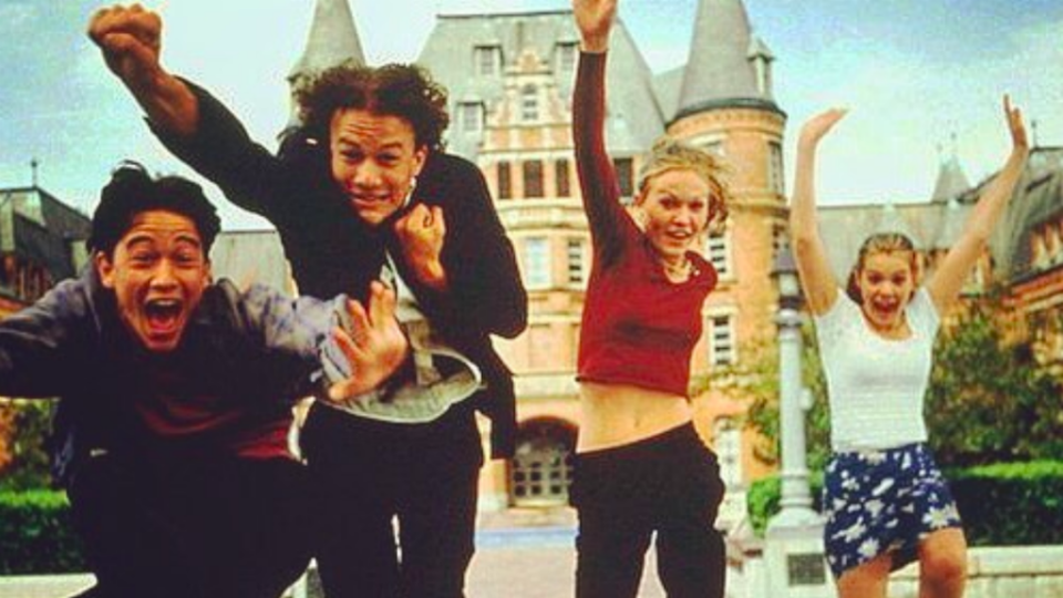 Joseph Gordon-Levitt, Heath Ledger, Julia Stiles y Larissa Oleynik en el set de ’10 Things I Hate About You’. Foto: Touchstone- Instagram/<a href="https://www.instagram.com/p/BvrIe2FJ3WU/" rel="nofollow noopener" target="_blank" data-ylk="slk:hitrecordjoe;elm:context_link;itc:0;sec:content-canvas" class="link ">hitrecordjoe</a>