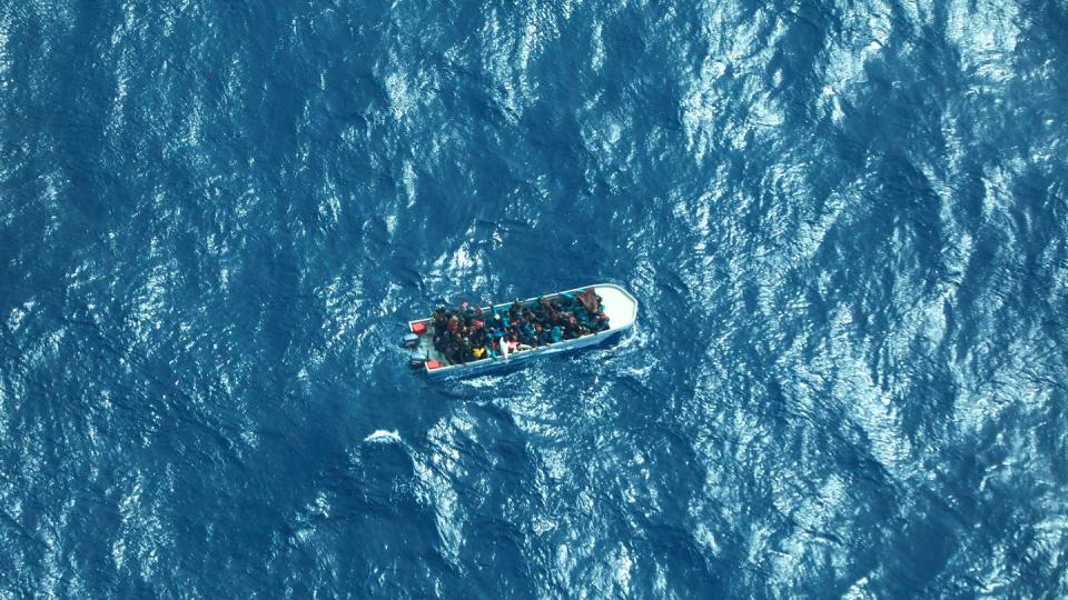 Ein Boot mit geflüchteten Menschen treibt auf dem Mittelmeer. (Bild: dpa)