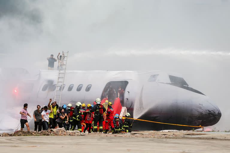 Los trabajadores de rescate participan en un simulacro de respuesta de emergencia en la ciudad de Nuevo Taipei el 14 de julio de 2022.