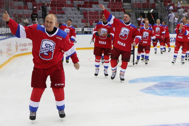 Vladimir Putin jugó al hockey sobre hielo en el Bolshoi Arena en Sochi, en Rusia