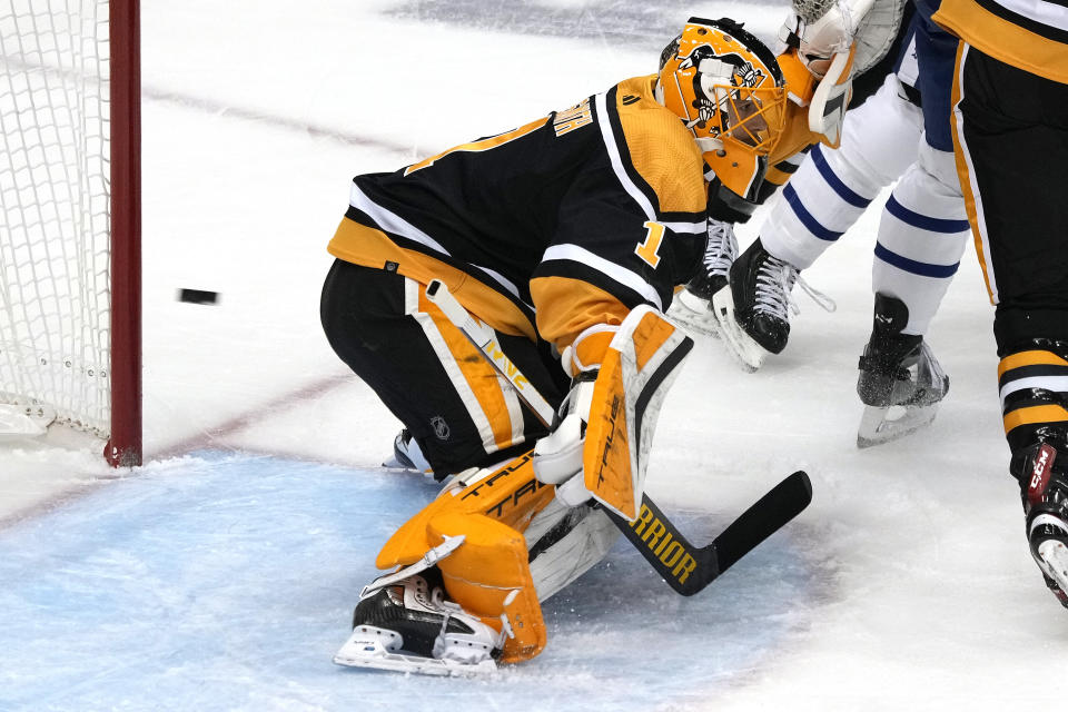 A shot by Toronto Maple Leafs' John Tavares gets past Pittsburgh Penguins goaltender Casey DeSmith for a goal during the first period of an NHL hockey game in Pittsburgh, Tuesday, Nov. 15, 2022. The Maple Leafs won 5-2. (AP Photo/Gene J. Puskar)