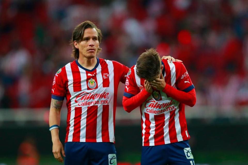 AME2540. GUADALAJARA (MÉXICO), 28/05/2023.- Rubén González (i) e Isaac Brizuela del Guadalajara lamentan hoy la derrota contra Tigres, tras la final del Clausura 2023 de la Liga MX en el Estadio Akron en Guadalajara, Jalisco (México). EFE/ Francisco Guasco