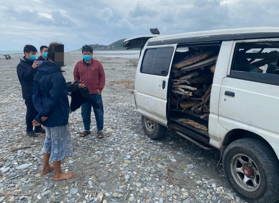 民眾於花蓮溪口運用箱型車違法撿拾及載運漂流木遭查獲。(第一二岸巡隊提供)