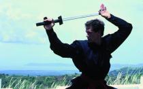 Viermal durfte Dudikoff den Ninja-Einzelkämpfer Joe Armstrong spielen. 2002 zog er sich dann für zehn Jahre komplett aus dem Filmbusiness zurück, seitdem ist der heute 67-Jährige ... (Bild: Studiocanal)