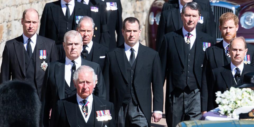 the men of the royal family walking behind queen elizabeth's coffin