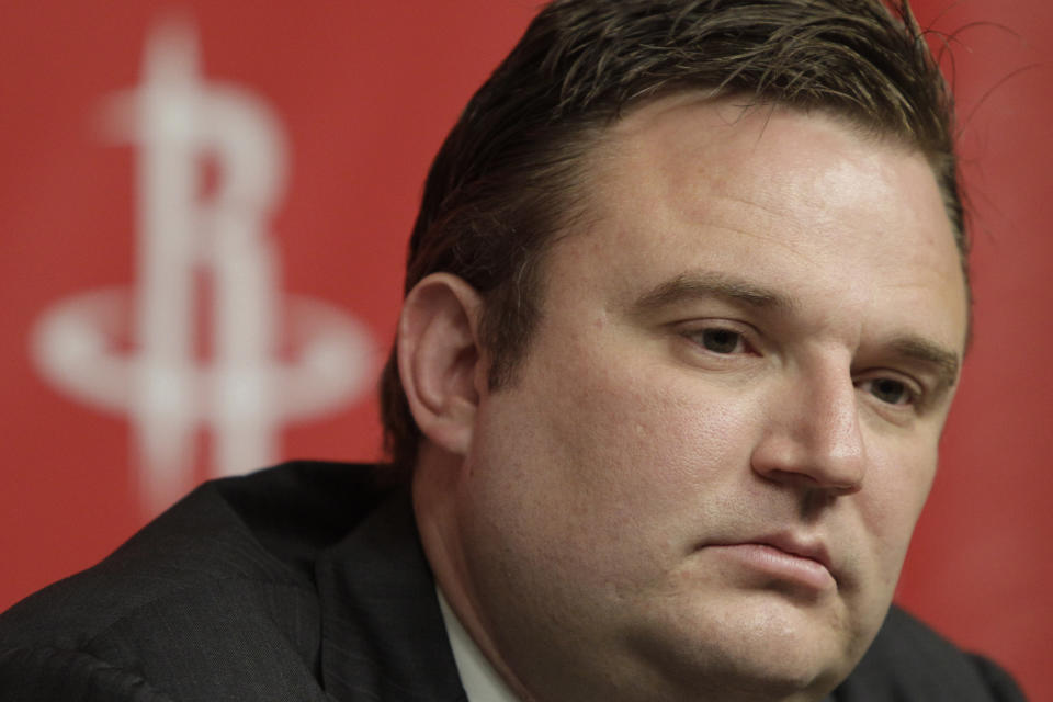 ARCHIVO - En imagen de archivo del 19 de abril de 2011, el gerente general de los Rockets de Houston Daryl Morey habla sobre el rumbo que tomará el equipo tras la decisión de romper relaciones con el entrenador Rick Adelman, durante una conferencia de prensa en Houston, after the decision to part ways with NBA basketball head coach Rick Adelman. (AP Foto/Pat Sullivan, archivo)